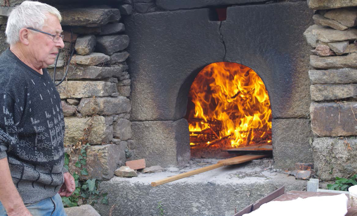Le four à pain du XVIIe siècle de La Haie à Beuzec, remis en service en octobre 2015, lors d’un événement festif qui a permis d’apprécier les fournées des anciens boulangers du quartier, dont, ici, François Riou.
