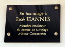 Pose de la plaque de l'école José Jeannes en 2010